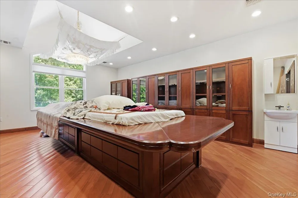 8 Headley Way Woodbury, NY 11797