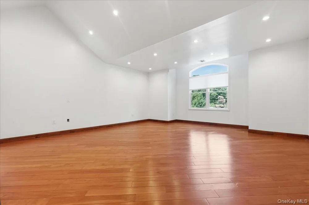 8 Headley Way Woodbury, NY 11797