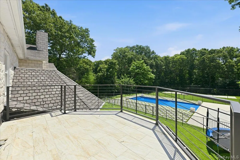 8 Headley Way Woodbury, NY 11797