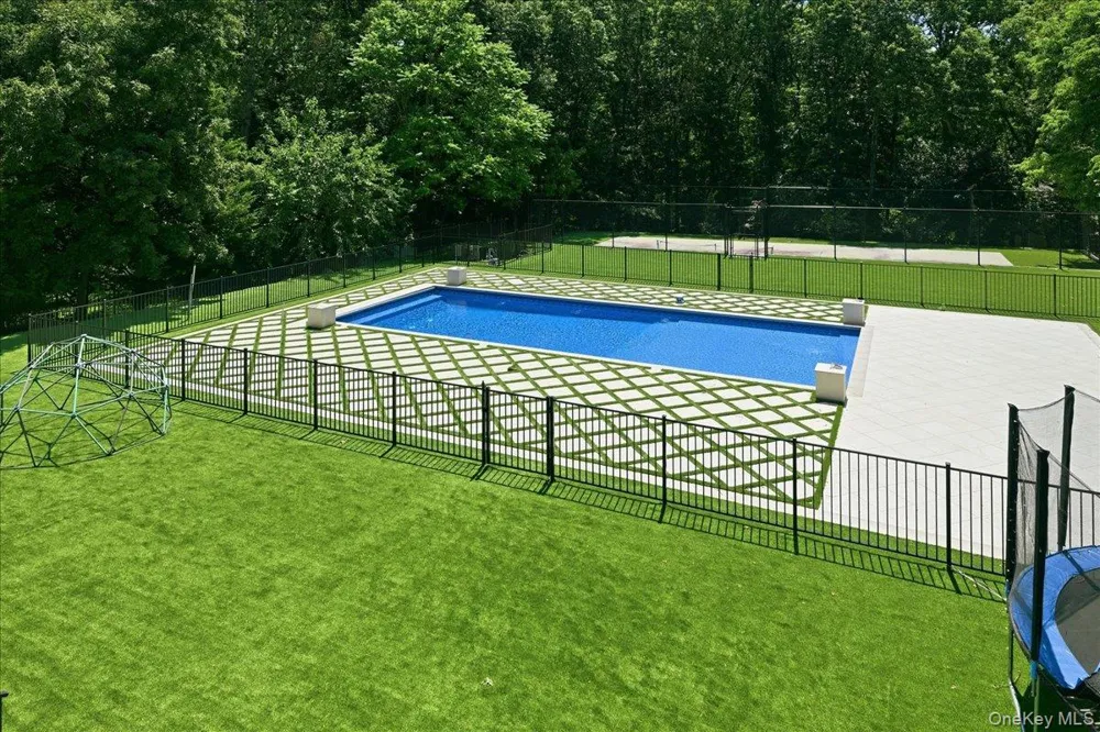 8 Headley Way Woodbury, NY 11797