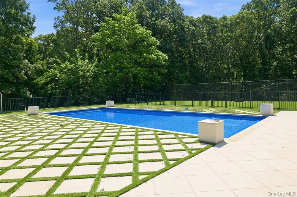 8 Headley Way Woodbury, NY 11797