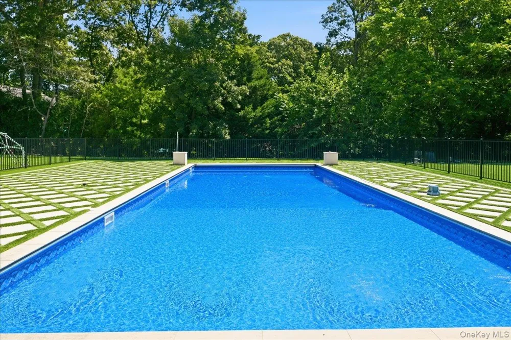 8 Headley Way Woodbury, NY 11797