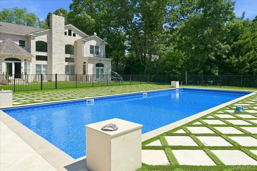 8 Headley Way Woodbury, NY 11797