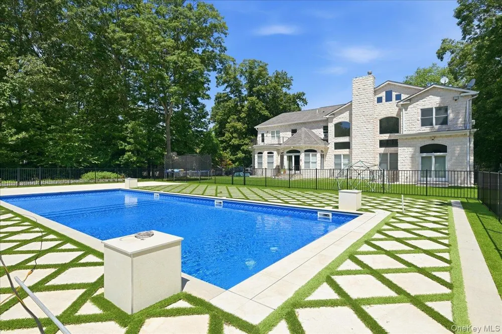 8 Headley Way Woodbury, NY 11797