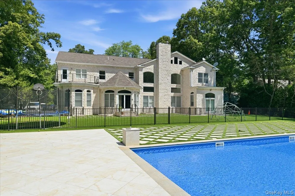 8 Headley Way Woodbury, NY 11797