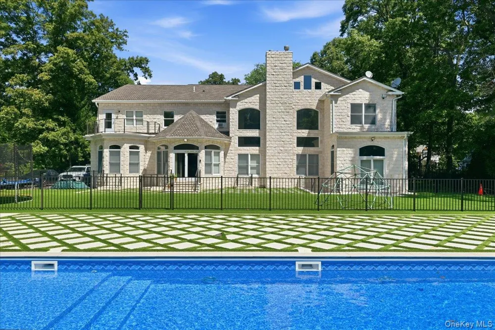 8 Headley Way Woodbury, NY 11797