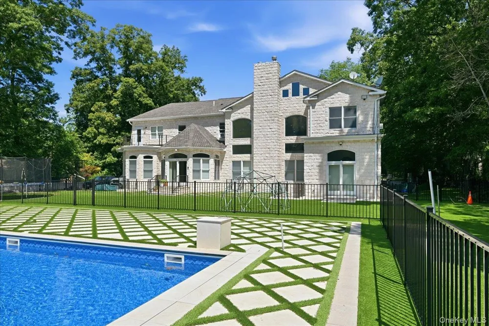 8 Headley Way Woodbury, NY 11797