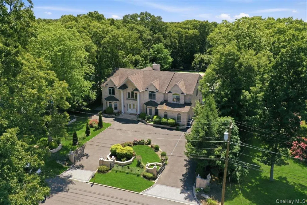 8 Headley Way Woodbury, NY 11797