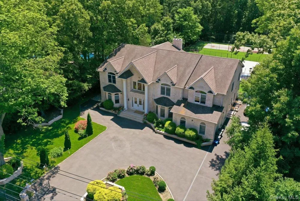 8 Headley Way Woodbury, NY 11797