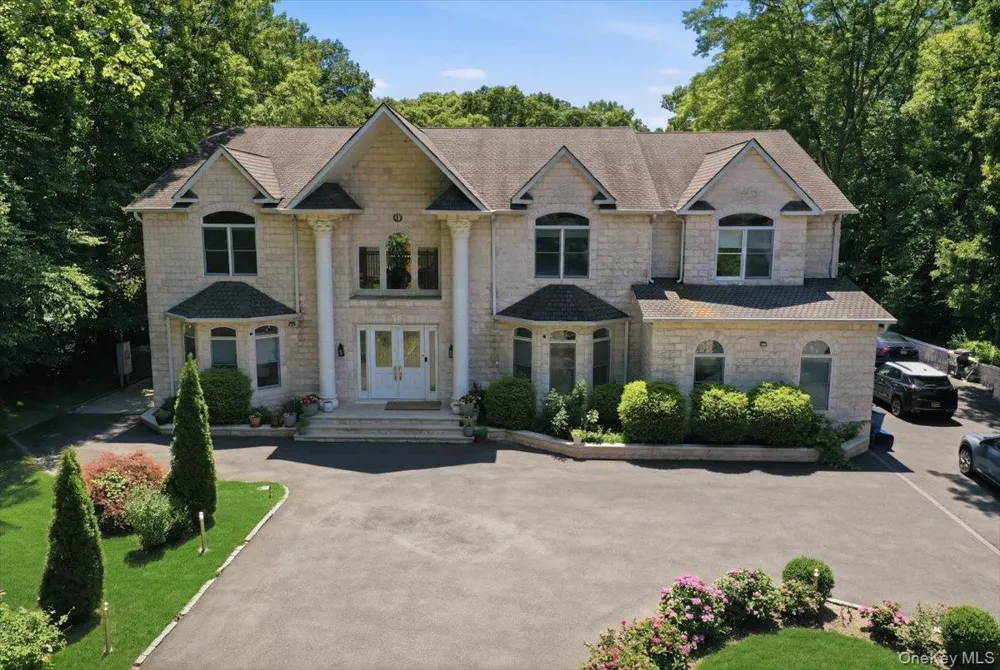 8 Headley Way Woodbury, NY 11797