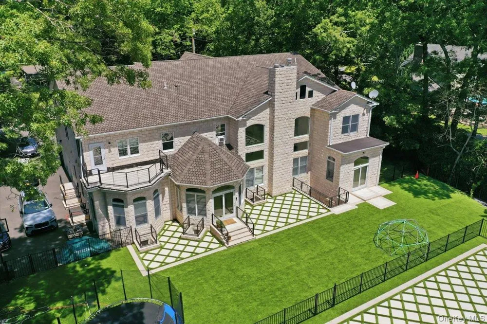 8 Headley Way Woodbury, NY 11797