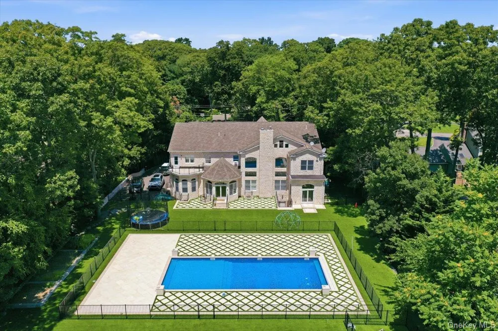 8 Headley Way Woodbury, NY 11797
