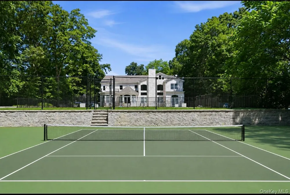 8 Headley Way Woodbury, NY 11797