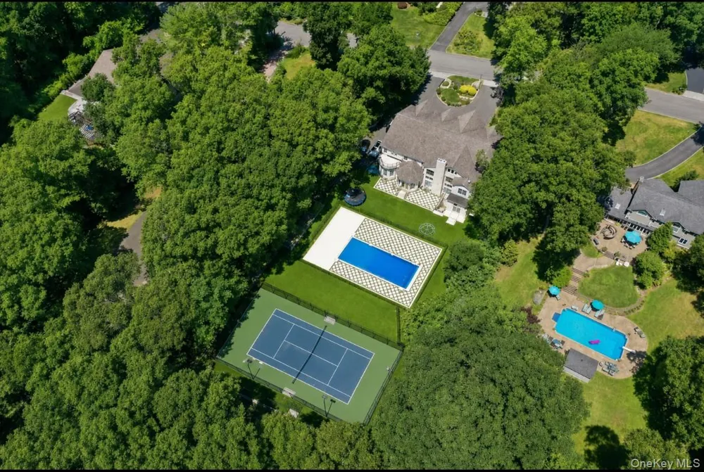 8 Headley Way Woodbury, NY 11797