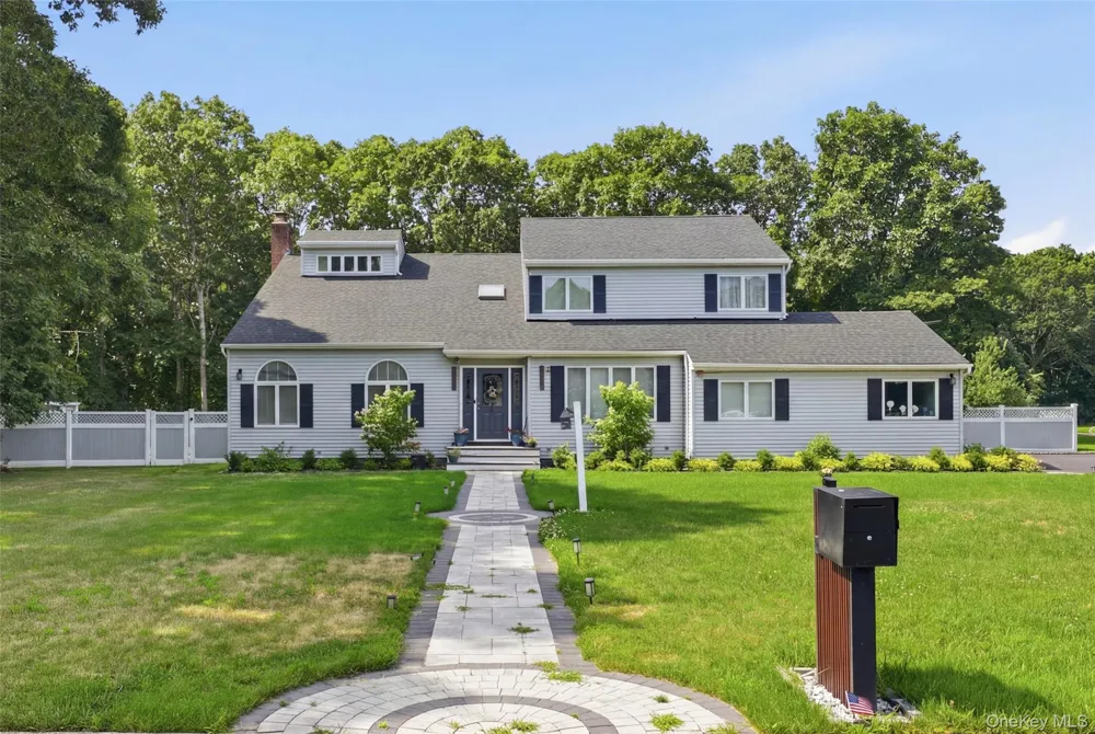 12 Deer Path Shirley, NY 11967