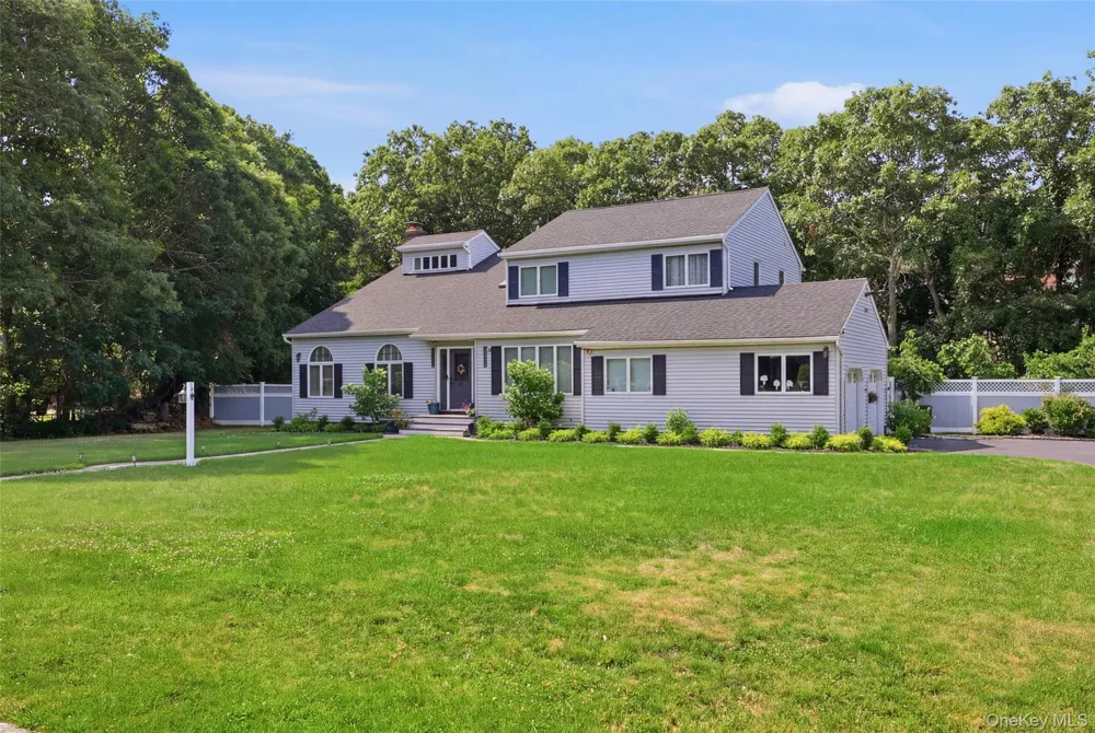 12 Deer Path Shirley, NY 11967