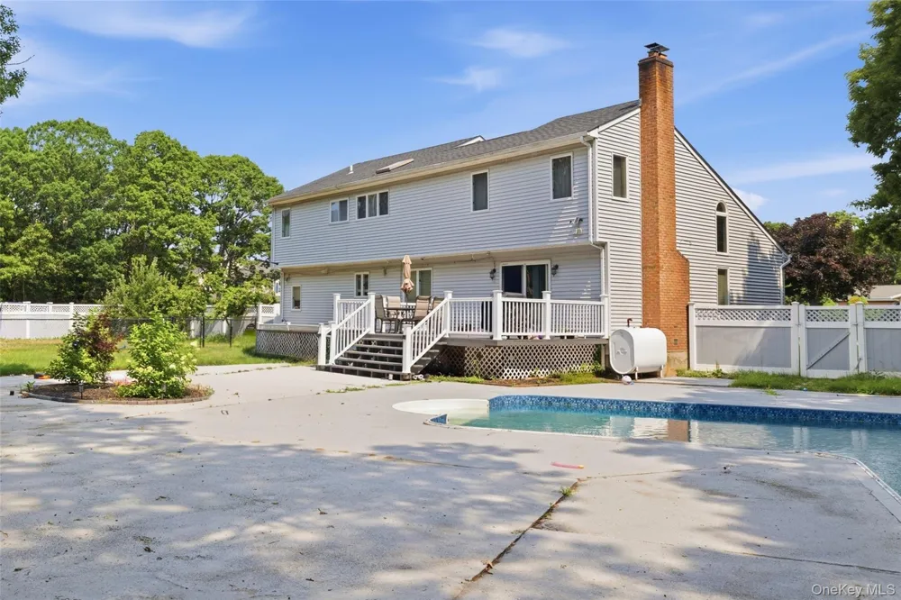 12 Deer Path Shirley, NY 11967
