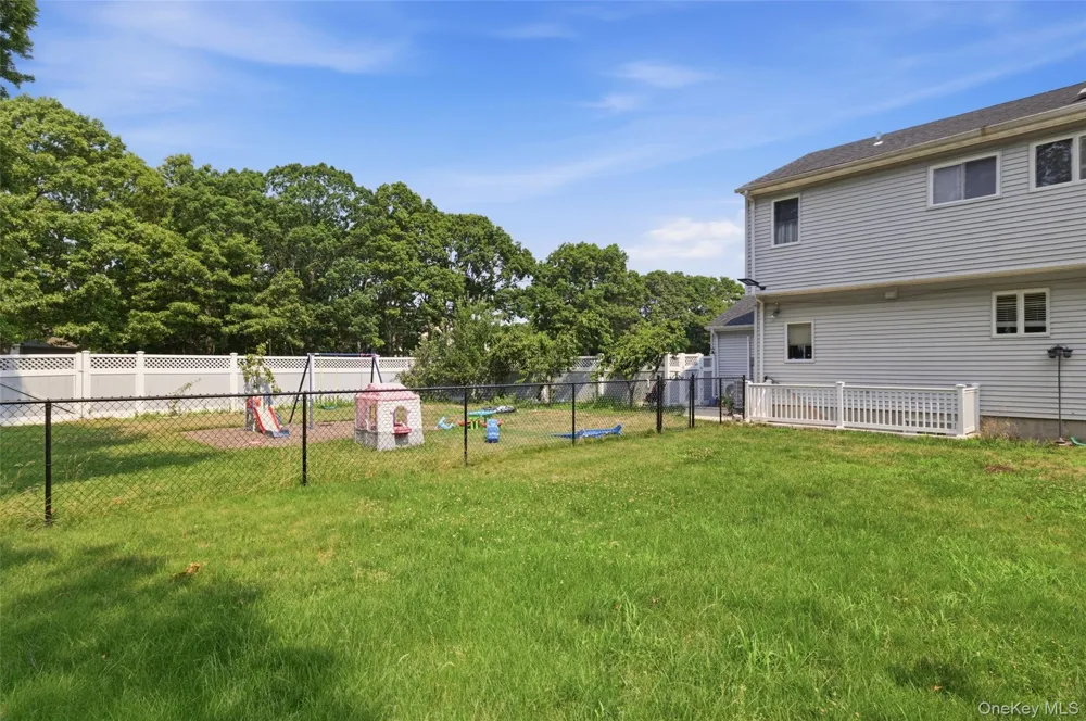 12 Deer Path Shirley, NY 11967