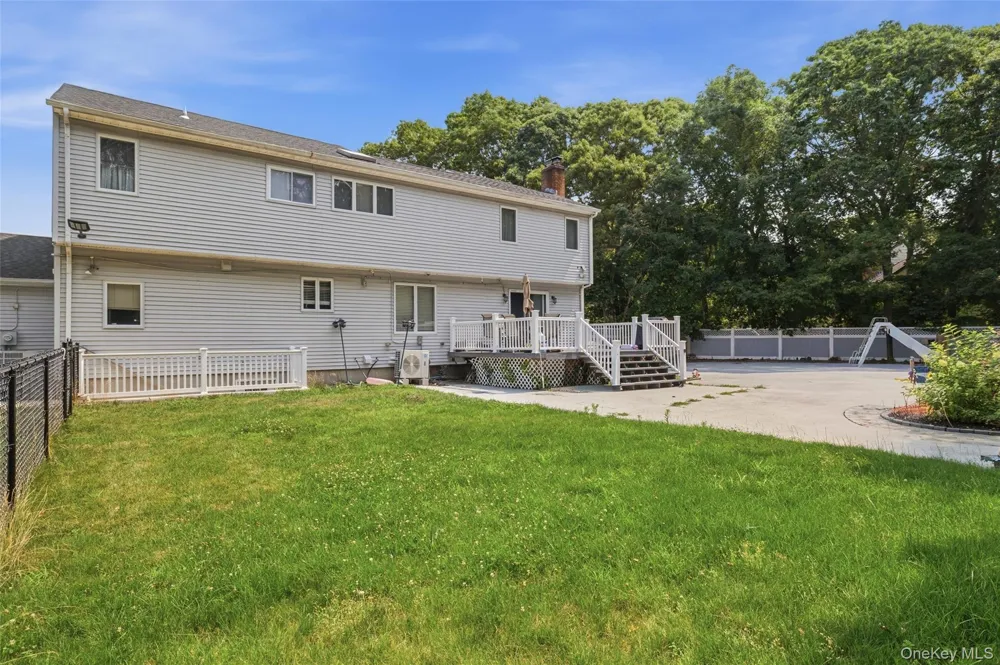 12 Deer Path Shirley, NY 11967