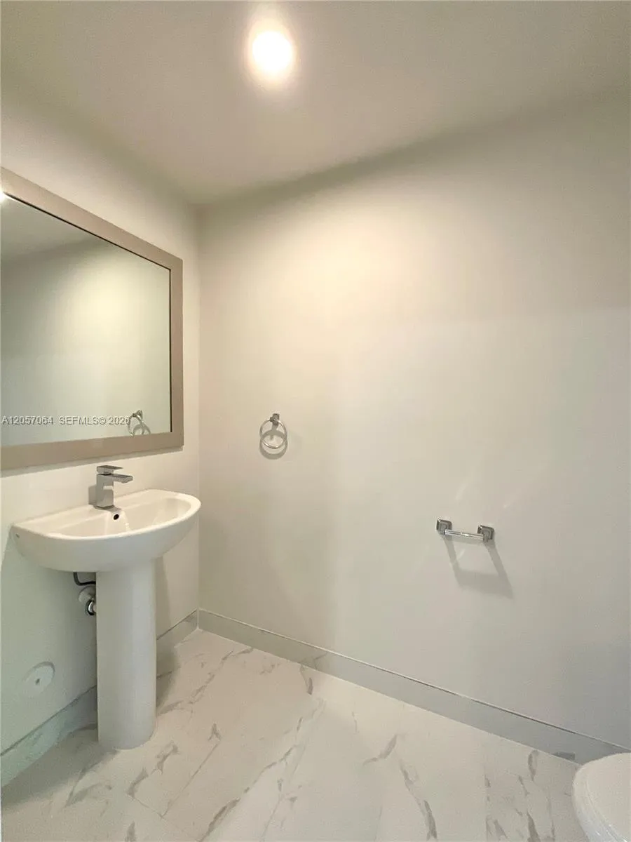 2555 NE 193rd St #2206 Miami, FL 33180