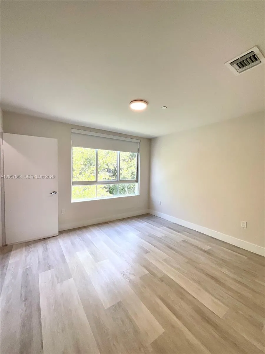 2555 NE 193rd St #2206 Miami, FL 33180