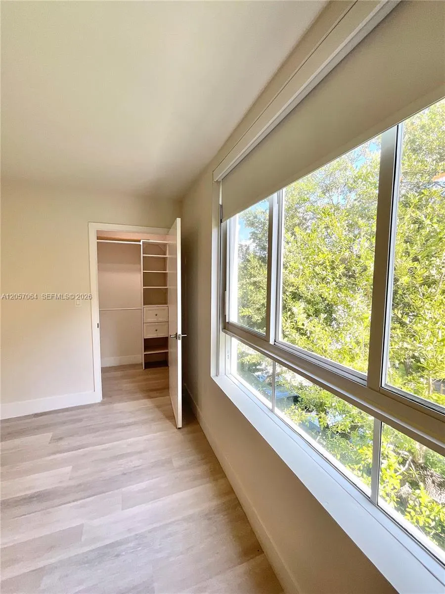 2555 NE 193rd St #2206 Miami, FL 33180