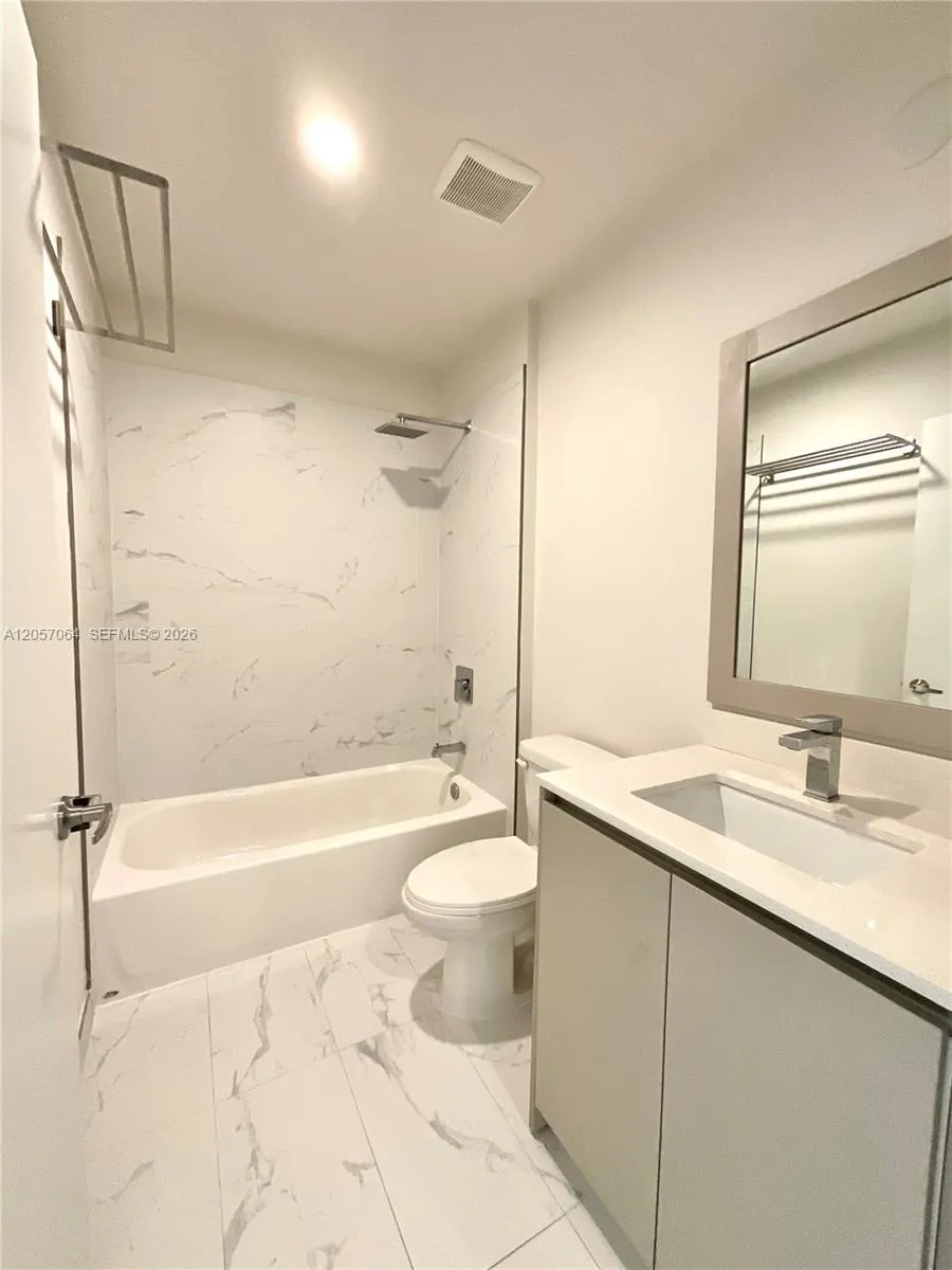 2555 NE 193rd St #2206 Miami, FL 33180