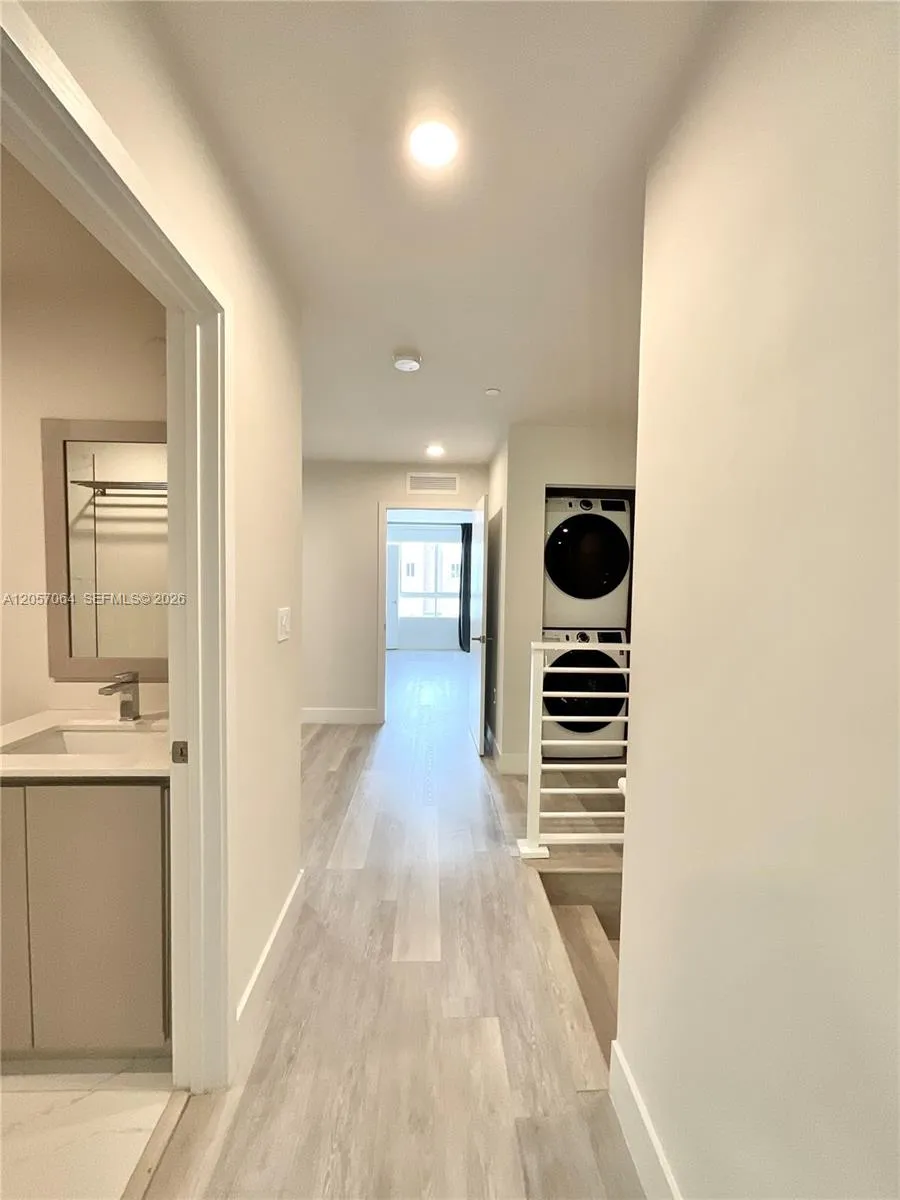 2555 NE 193rd St #2206 Miami, FL 33180