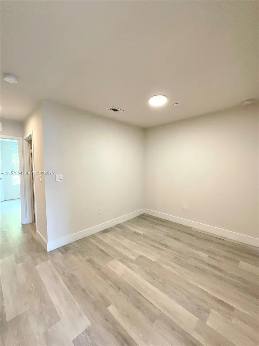 2555 NE 193rd St #2206 Miami, FL 33180