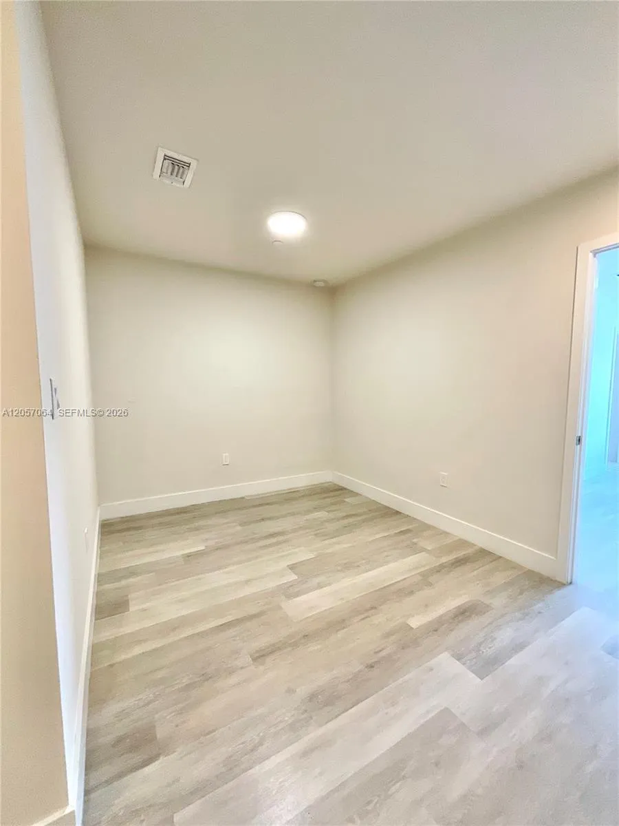 2555 NE 193rd St #2206 Miami, FL 33180