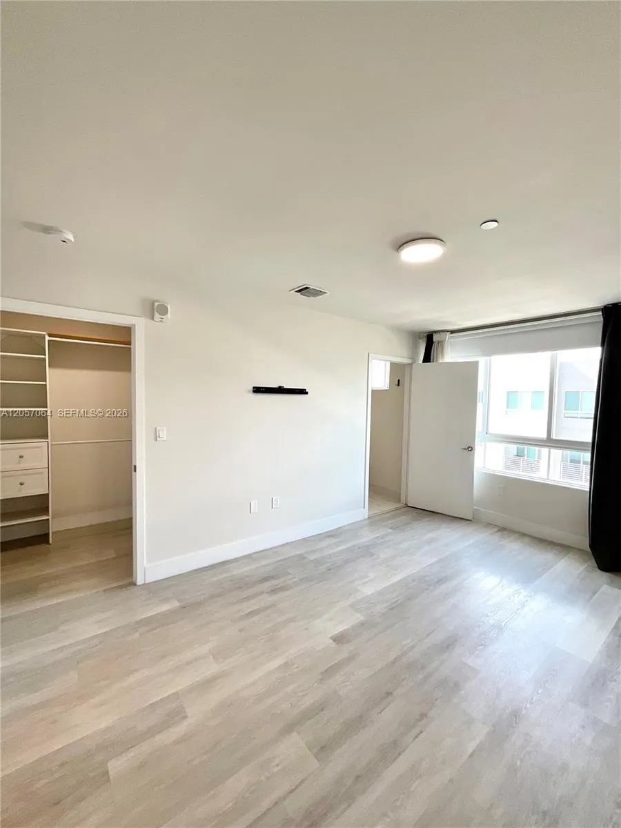 2555 NE 193rd St #2206 Miami, FL 33180
