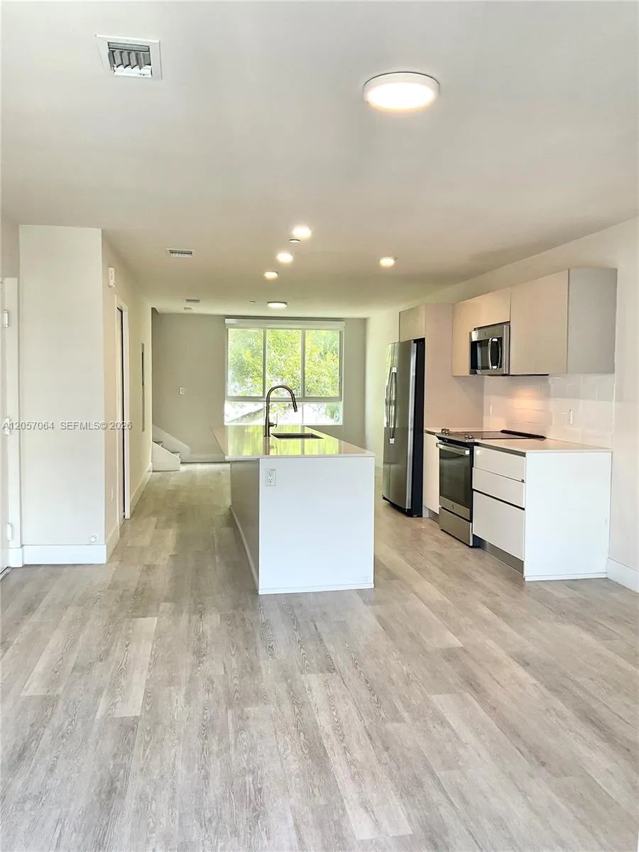 2555 NE 193rd St #2206 Miami, FL 33180