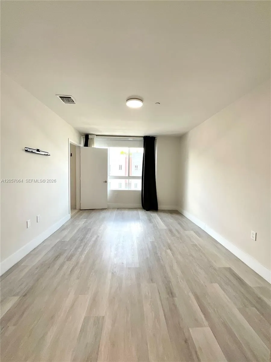 2555 NE 193rd St #2206 Miami, FL 33180