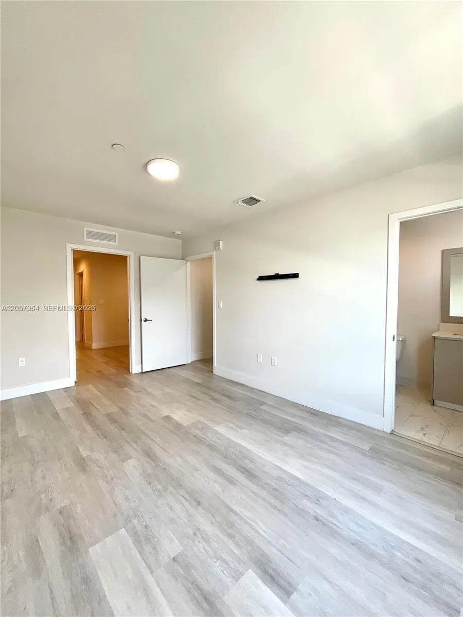 2555 NE 193rd St #2206 Miami, FL 33180