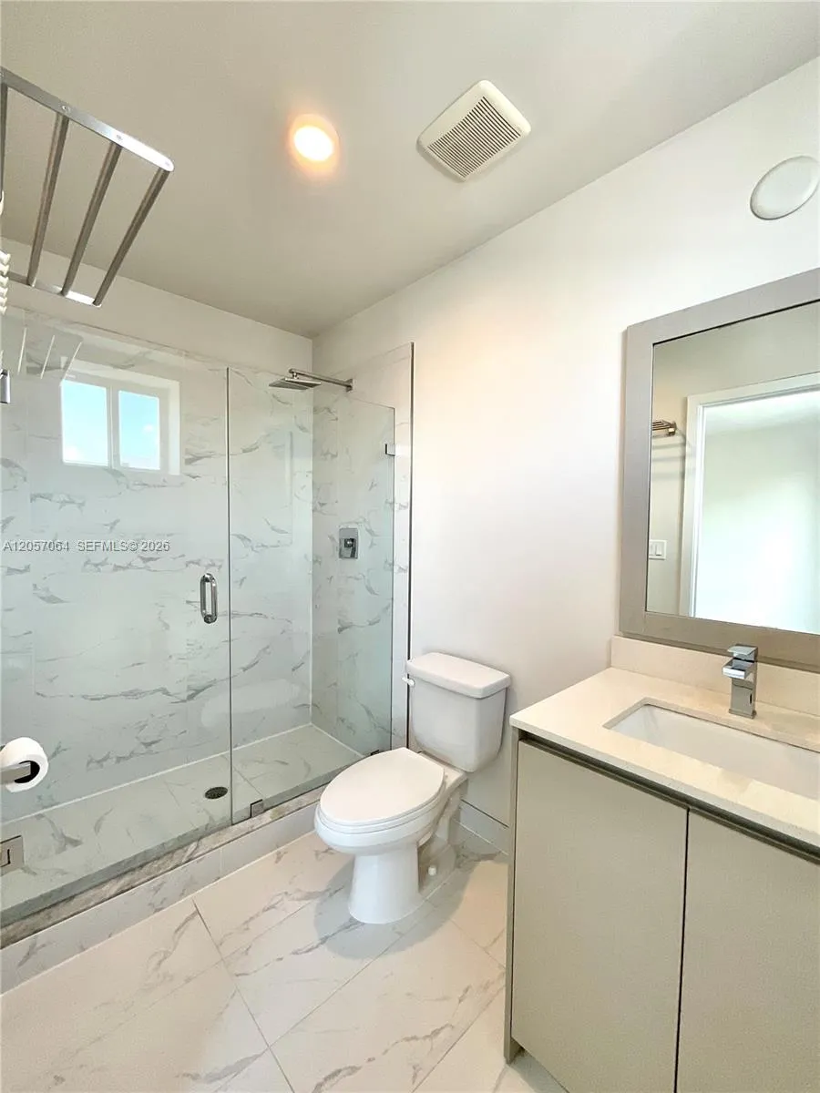 2555 NE 193rd St #2206 Miami, FL 33180