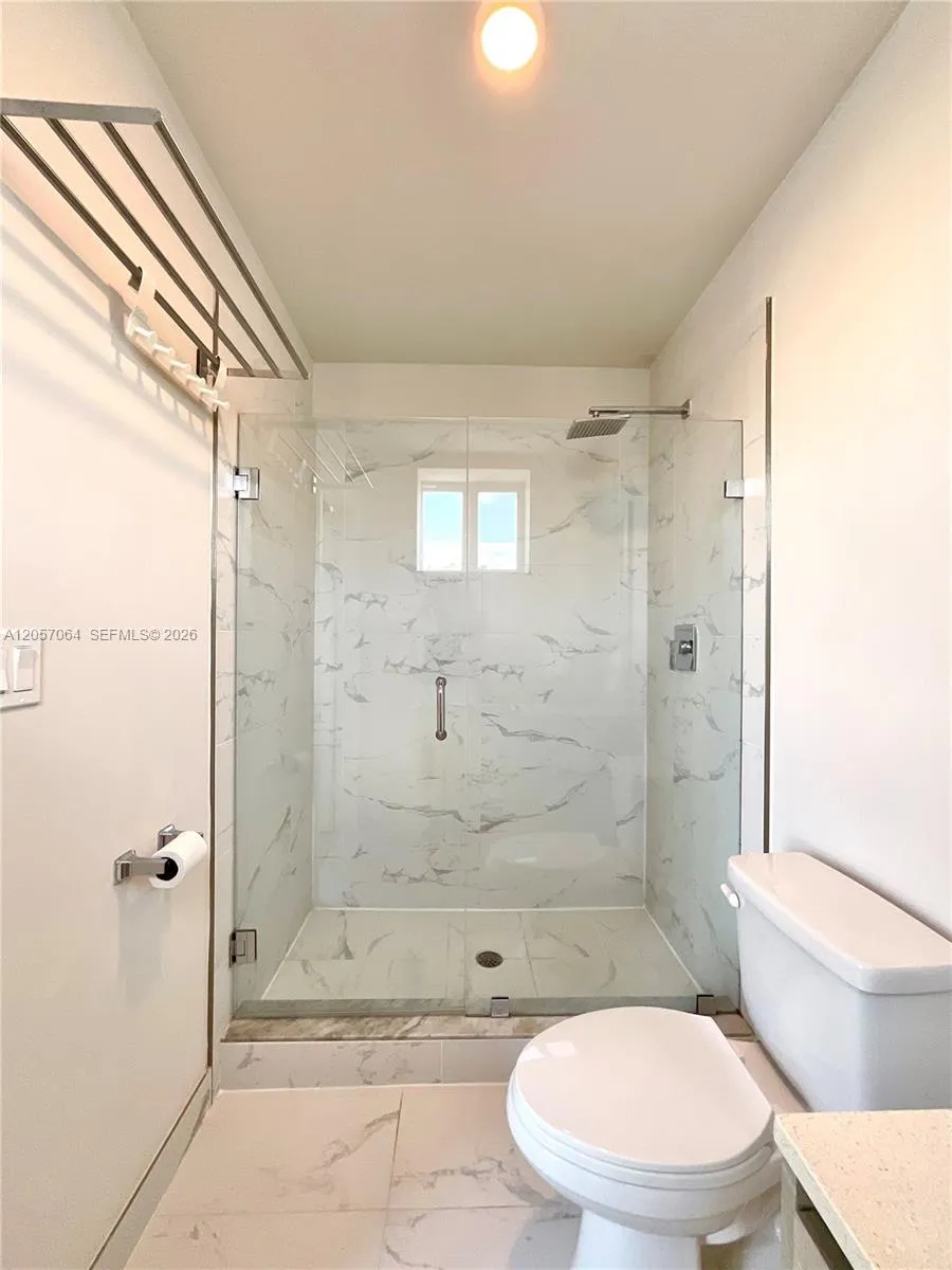2555 NE 193rd St #2206 Miami, FL 33180