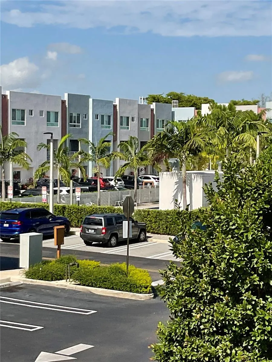2555 NE 193rd St #2206 Miami, FL 33180