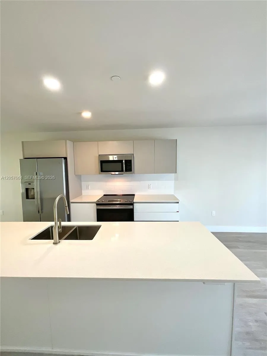 2555 NE 193rd St #2206 Miami, FL 33180