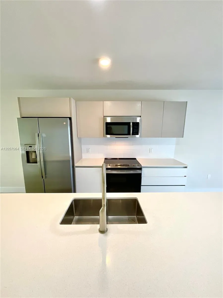2555 NE 193rd St #2206 Miami, FL 33180