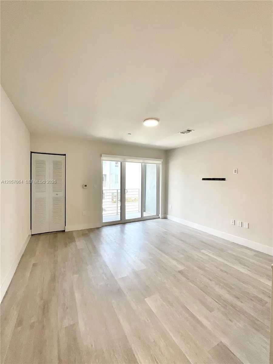 2555 NE 193rd St #2206 Miami, FL 33180