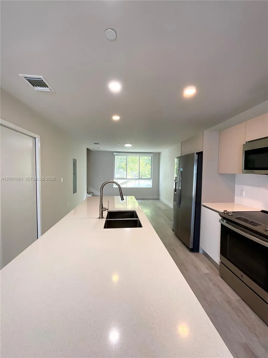 2555 NE 193rd St #2206 Miami, FL 33180