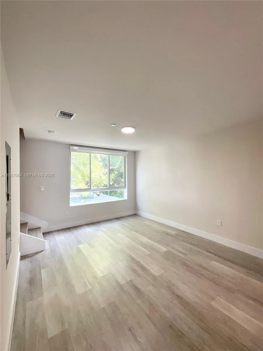 2555 NE 193rd St #2206 Miami, FL 33180
