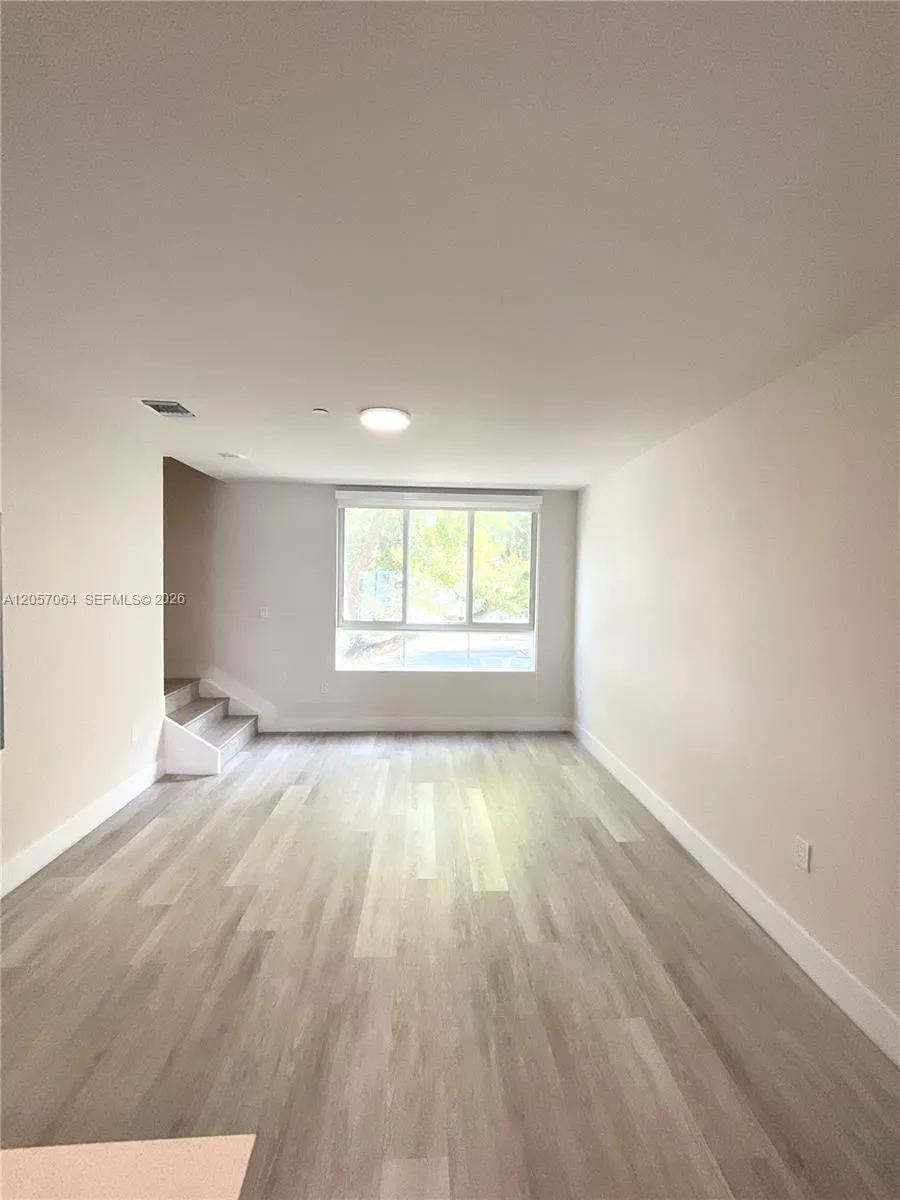 2555 NE 193rd St #2206 Miami, FL 33180