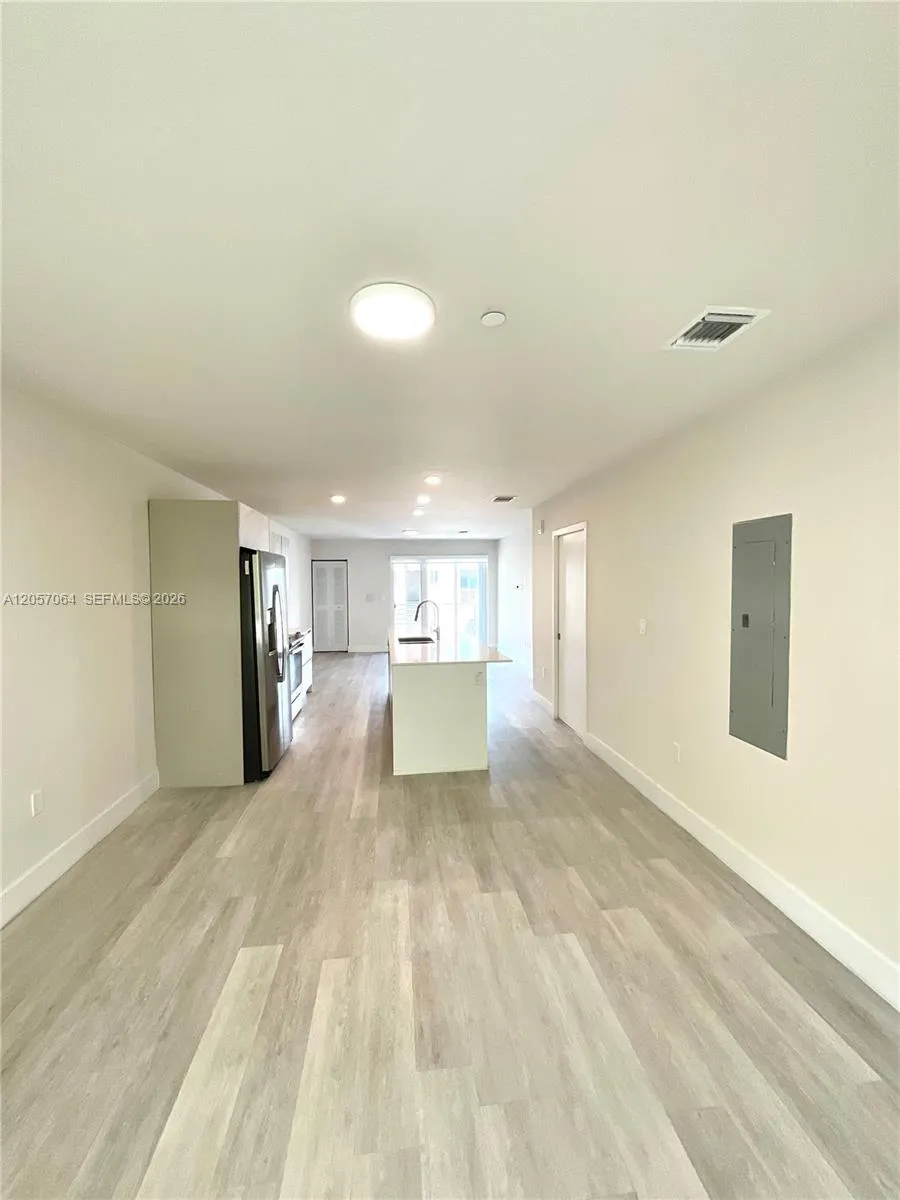 2555 NE 193rd St #2206 Miami, FL 33180