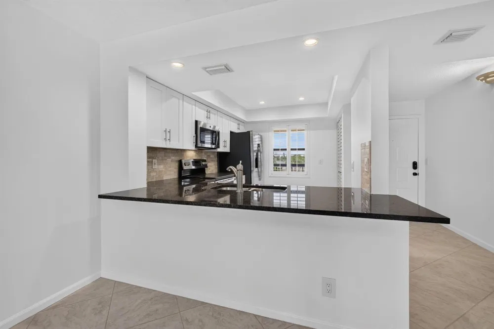 313 LAKE CIRCLE #311 North Palm Beach, FL 33408