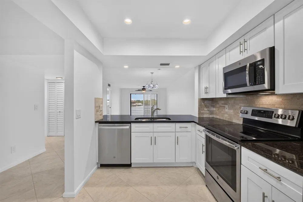 313 LAKE CIRCLE #311 North Palm Beach, FL 33408