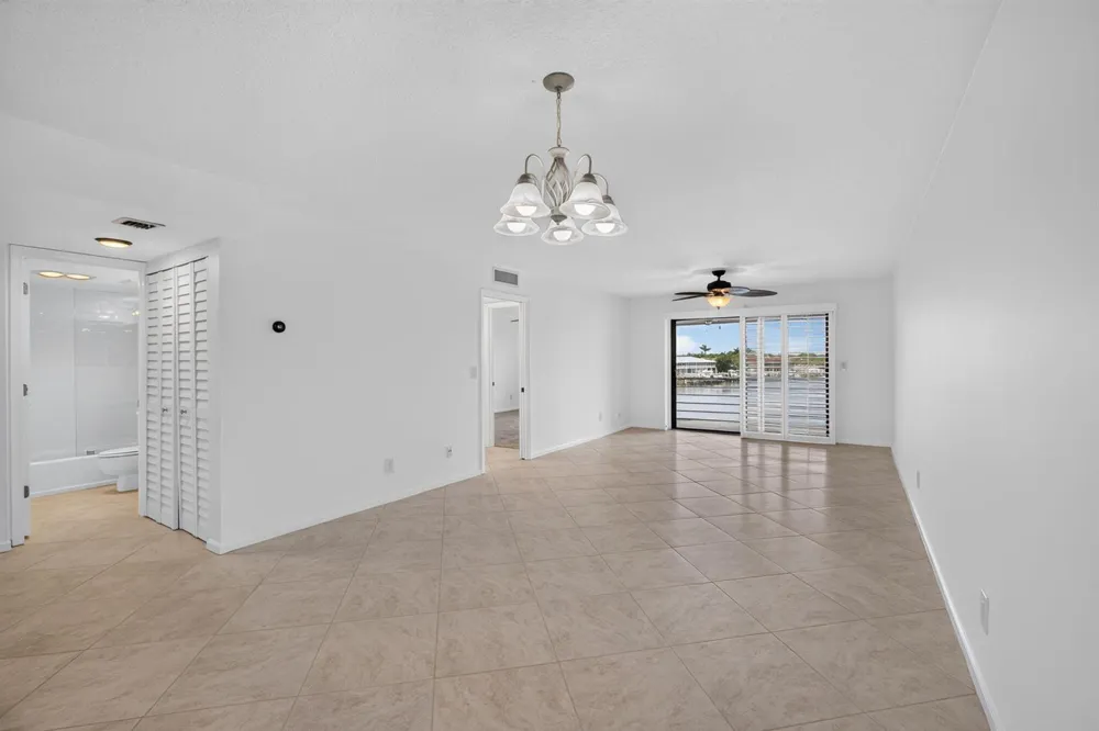 313 LAKE CIRCLE #311 North Palm Beach, FL 33408