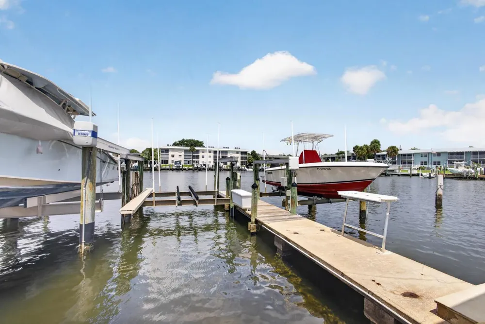 313 LAKE CIRCLE #311 North Palm Beach, FL 33408