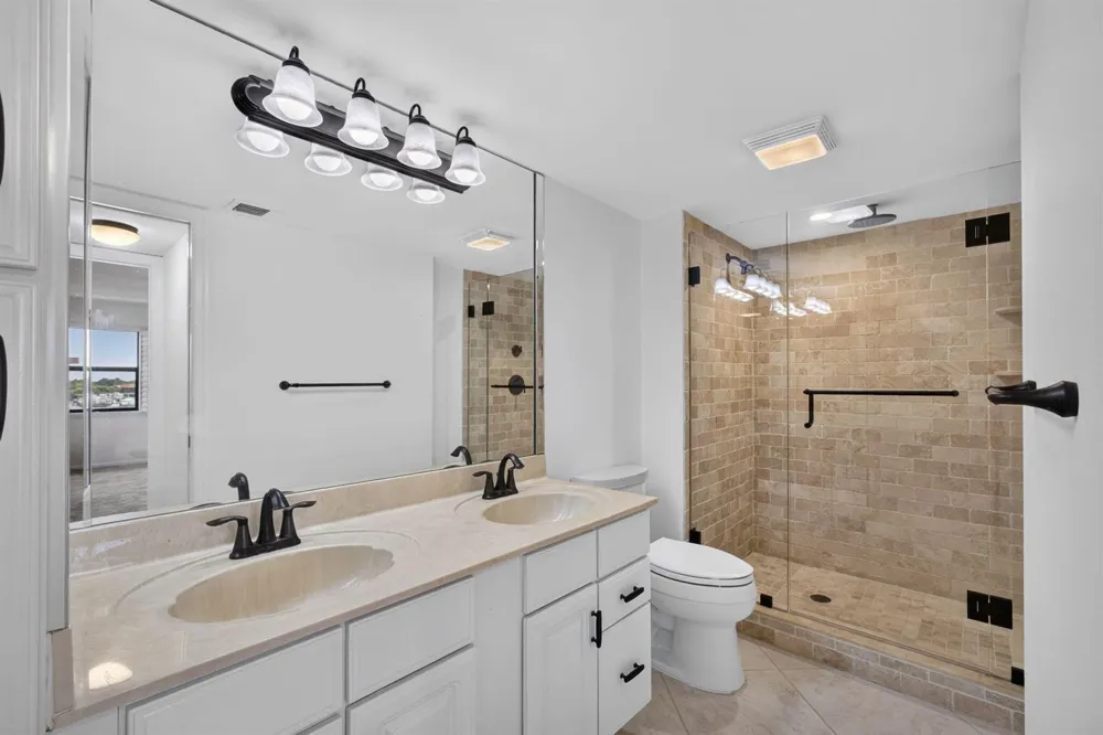313 LAKE CIRCLE #311 North Palm Beach, FL 33408