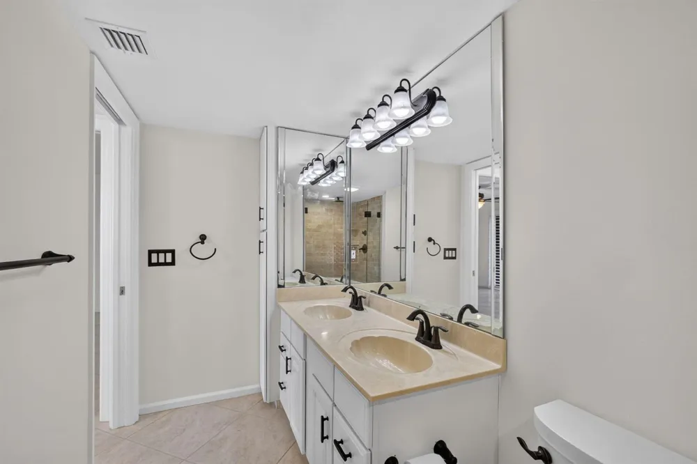 313 LAKE CIRCLE #311 North Palm Beach, FL 33408